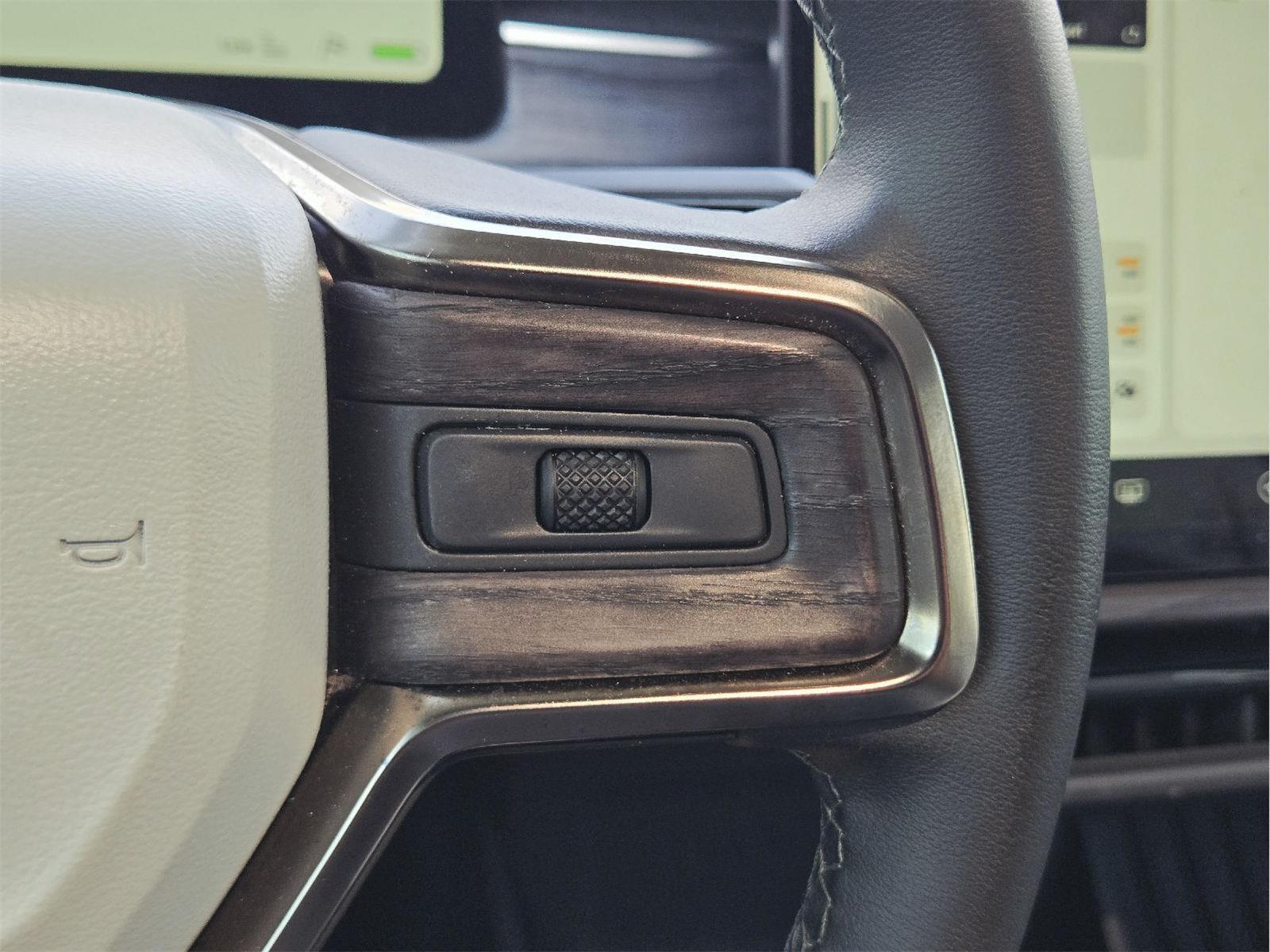 2023 Rivian R1S photo 32 of 36