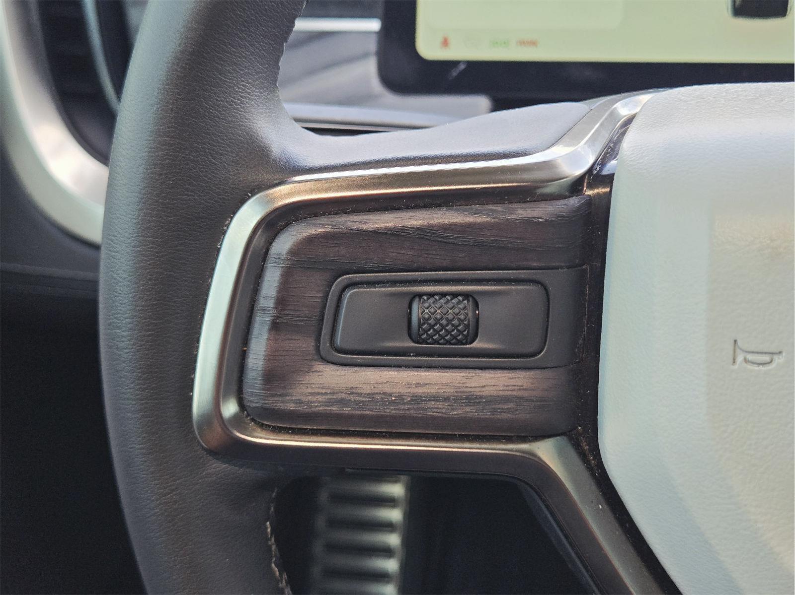 2023 Rivian R1S photo 33 of 36
