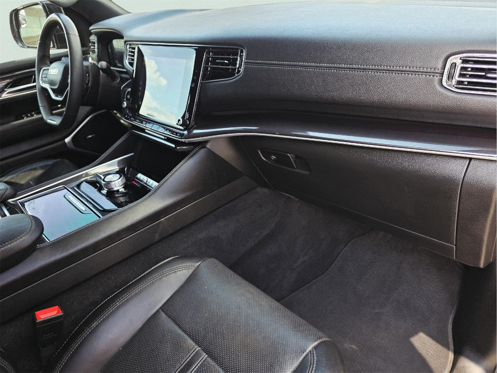 2023 Jeep Wagoneer photo 11 of 37