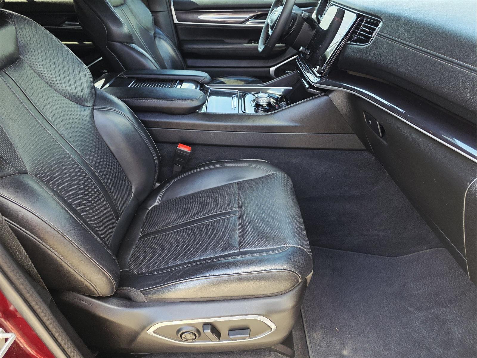 2023 Jeep Wagoneer photo 13 of 37
