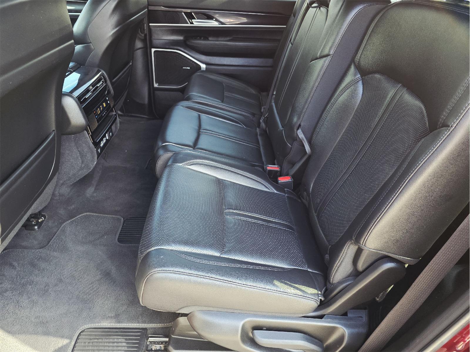 2023 Jeep Wagoneer photo 16 of 37