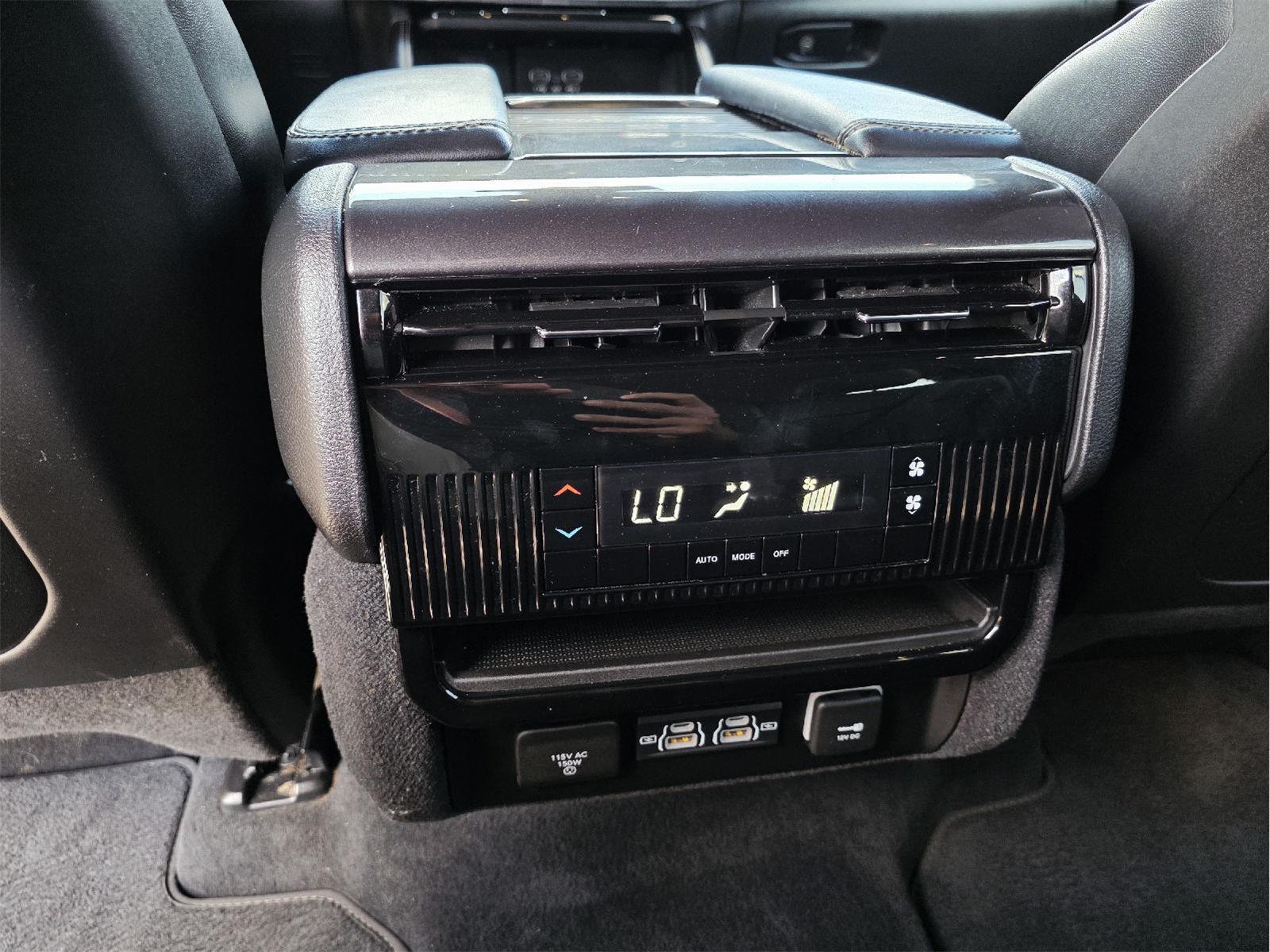 2023 Jeep Wagoneer photo 17 of 37