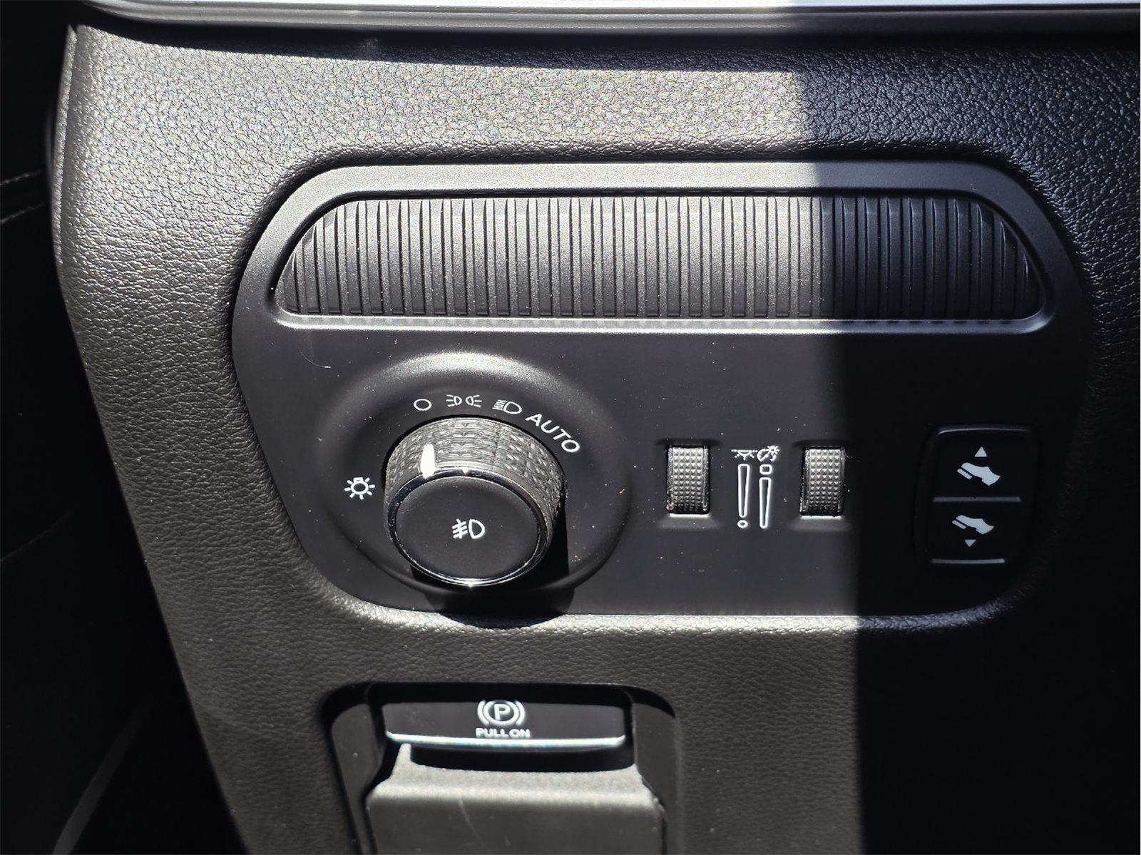 2023 Jeep Wagoneer photo 34 of 37