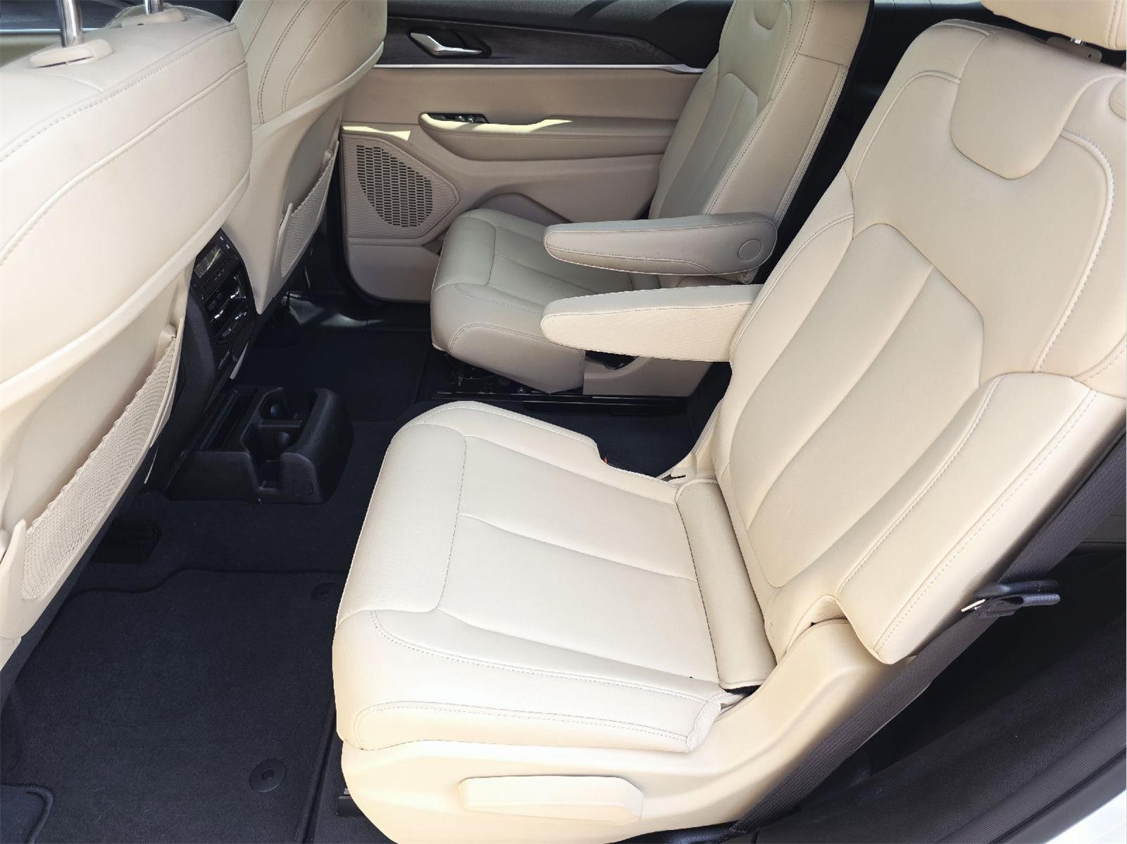 2023 Jeep Grand Cherokee L photo 19 of 35