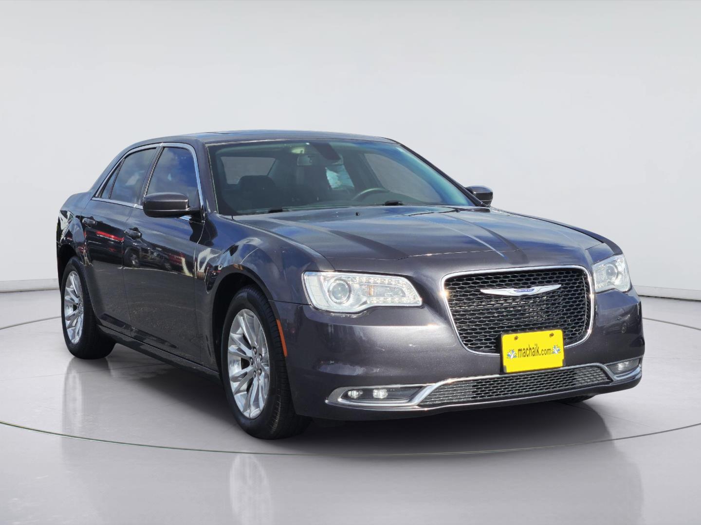 2018 Chrysler 300 photo 3 of 36