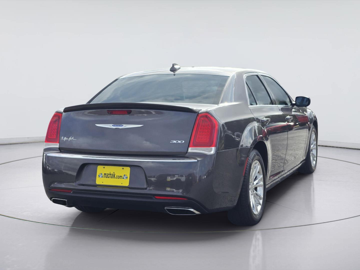 2018 Chrysler 300 photo 4 of 36