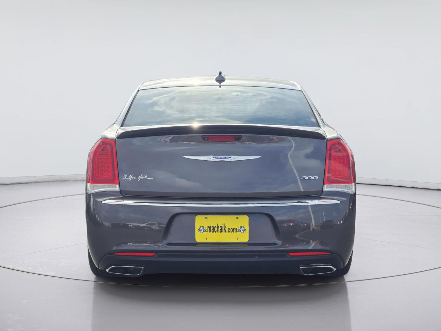 2018 Chrysler 300 photo 5 of 36