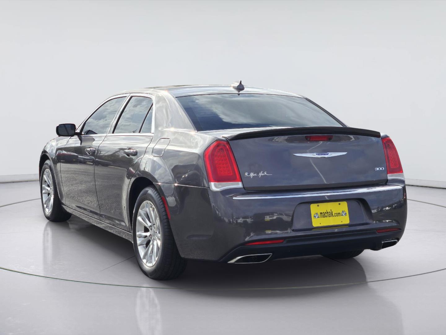 2018 Chrysler 300 photo 6 of 36