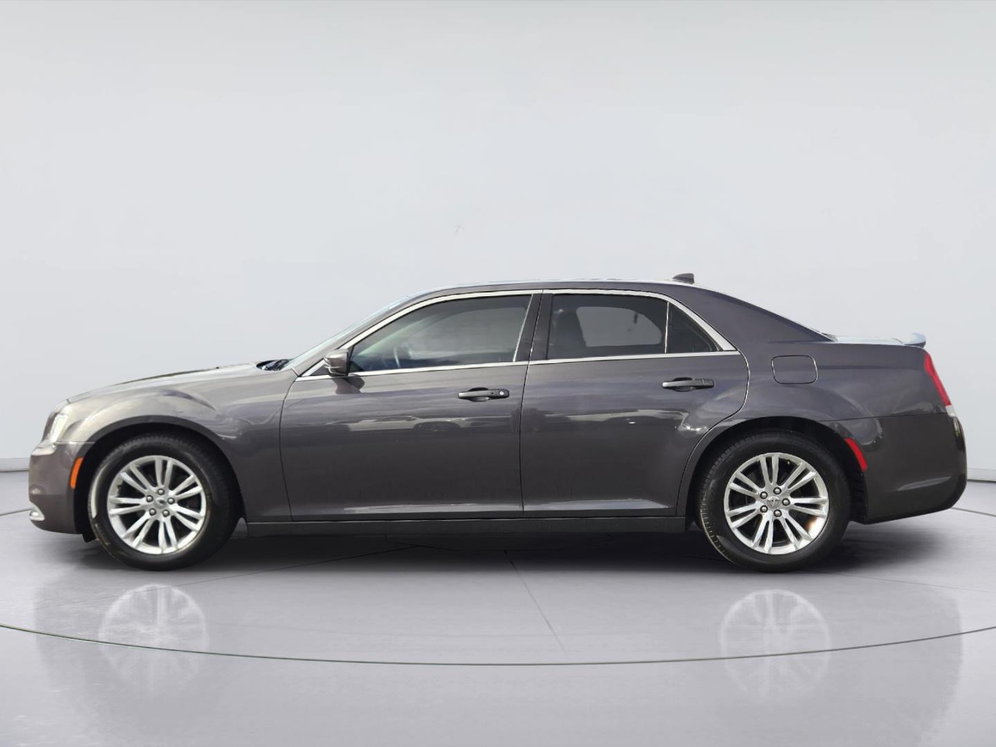 2018 Chrysler 300 photo 7 of 36
