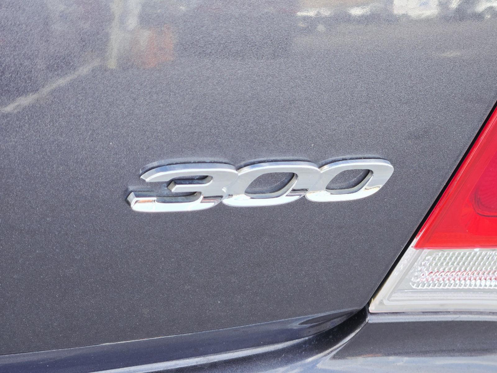 2018 Chrysler 300 photo 9 of 36