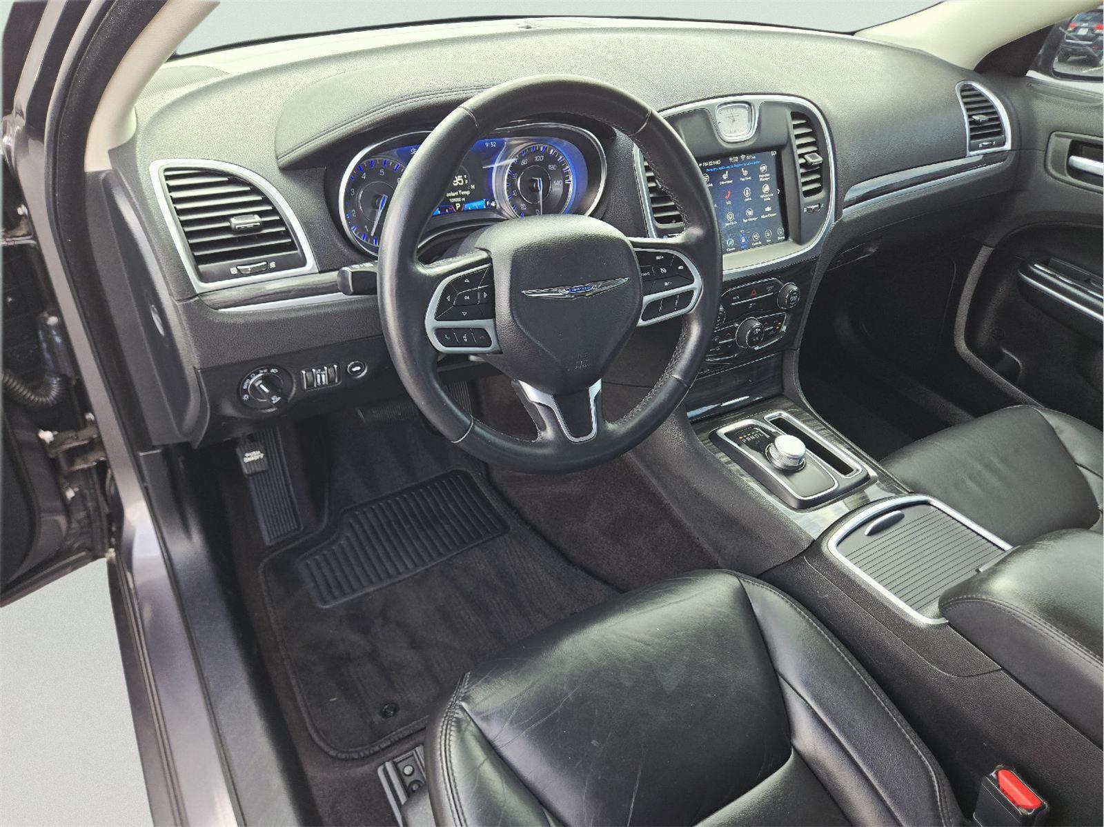 2018 Chrysler 300 photo 10 of 36