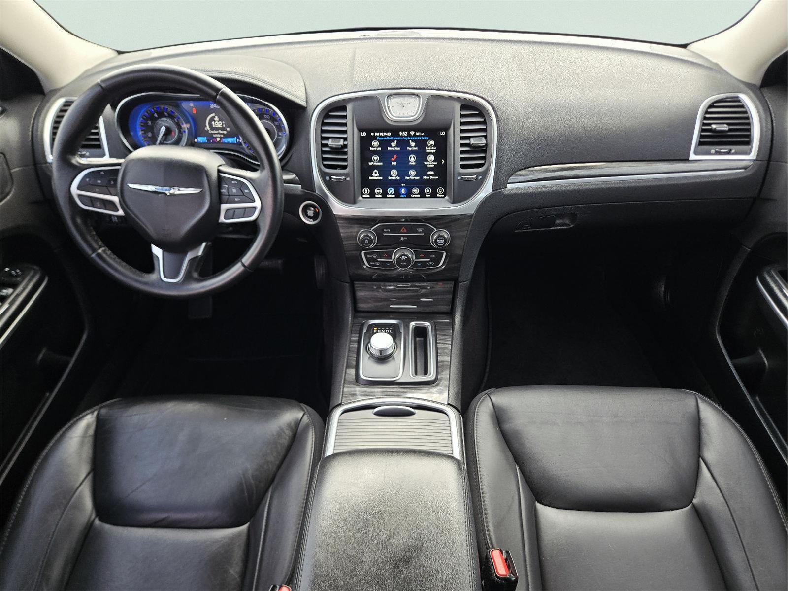 2018 Chrysler 300 photo 11 of 36