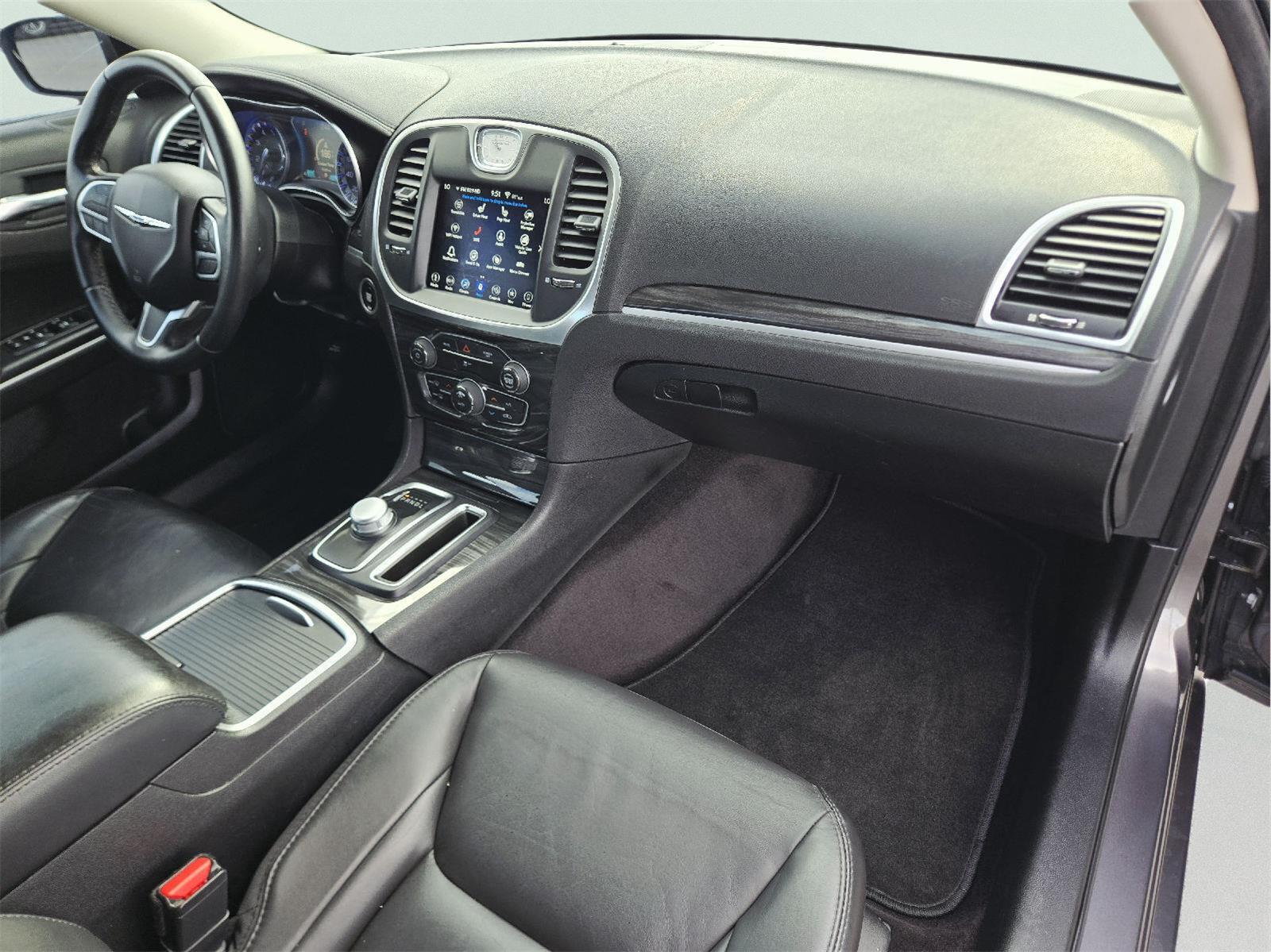 2018 Chrysler 300 photo 12 of 36