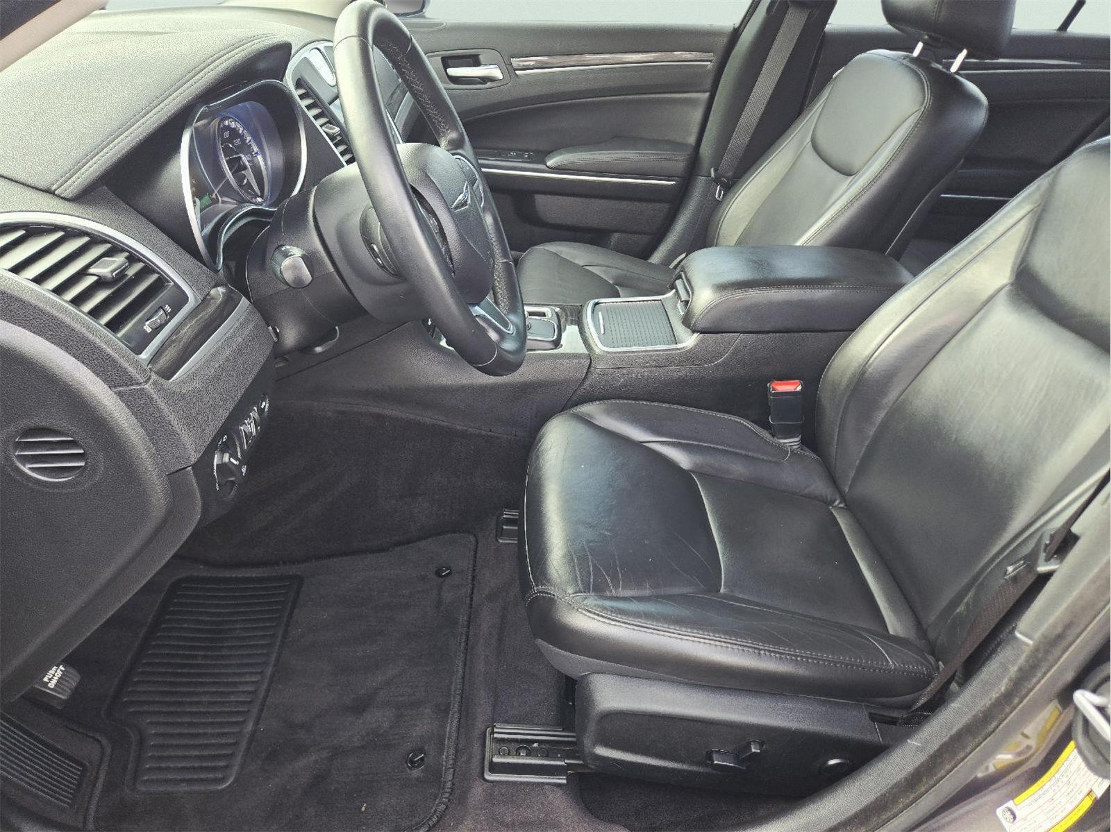 2018 Chrysler 300 photo 13 of 36