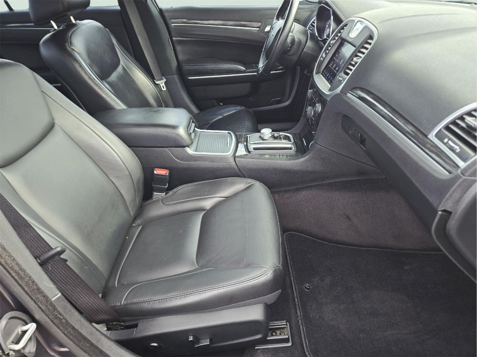 2018 Chrysler 300 photo 15 of 36
