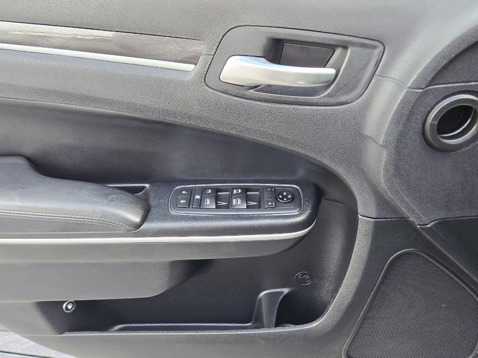 2018 Chrysler 300 photo 17 of 36