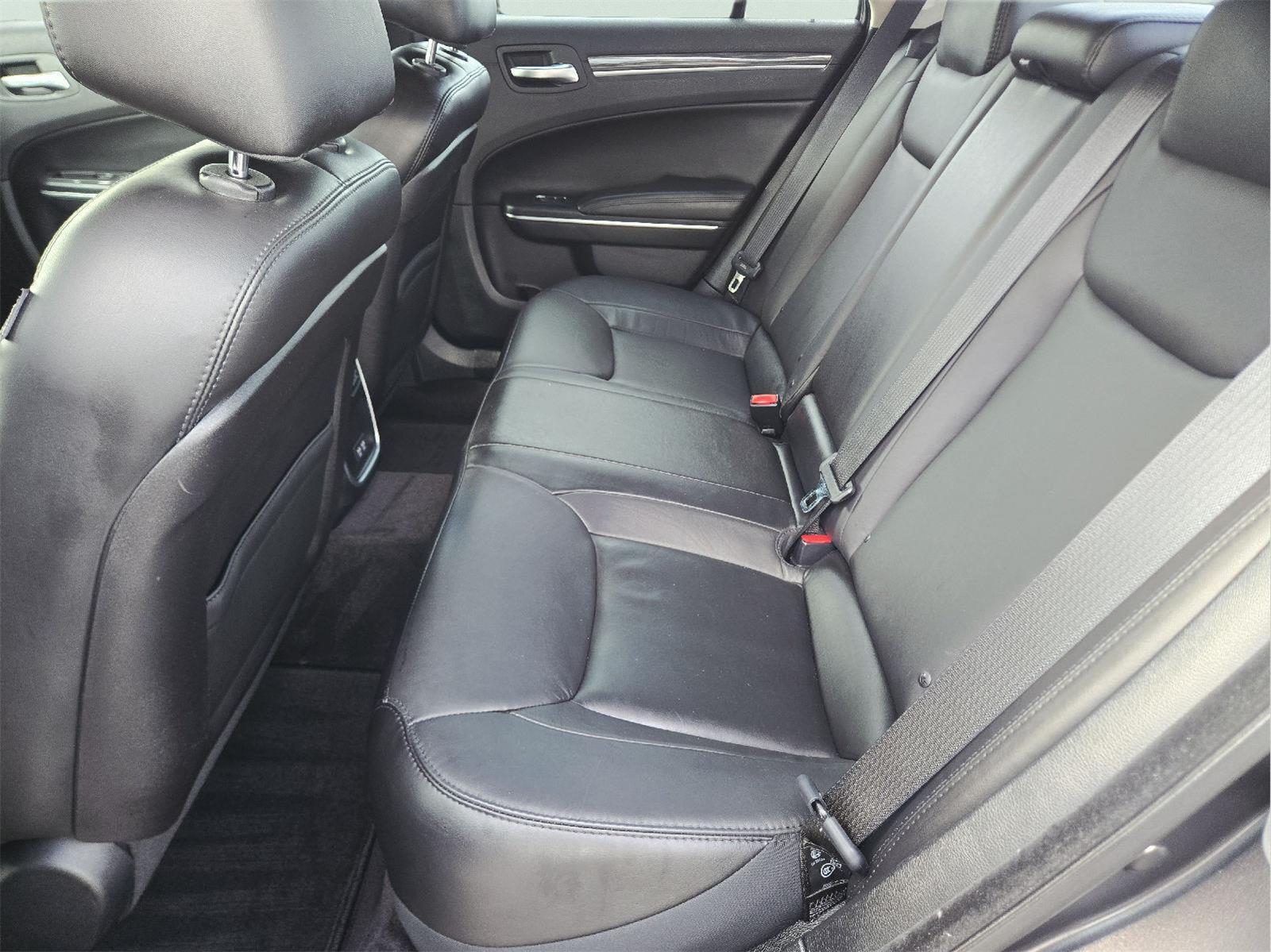2018 Chrysler 300 photo 18 of 36