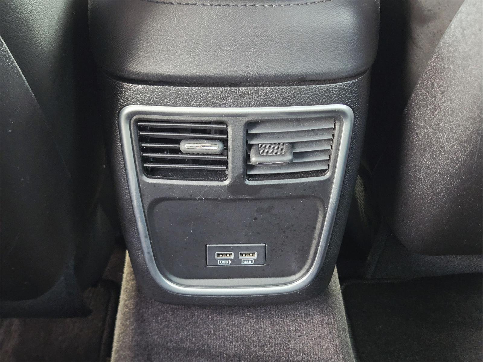 2018 Chrysler 300 photo 19 of 36