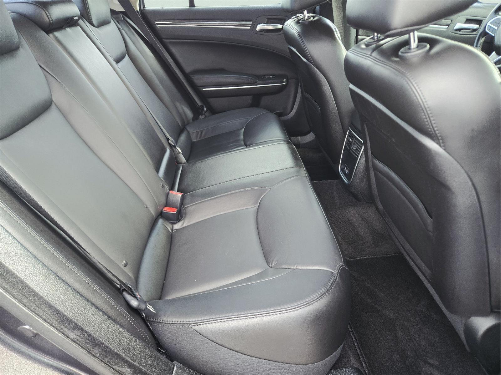 2018 Chrysler 300 photo 20 of 36