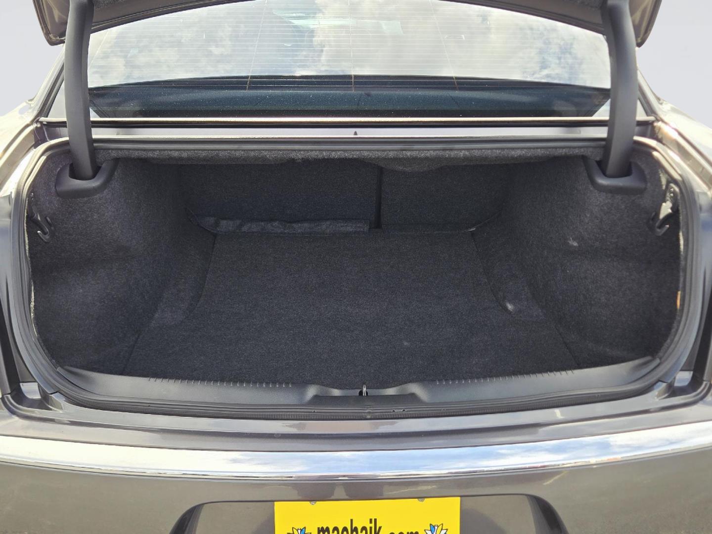 2018 Chrysler 300 photo 21 of 36