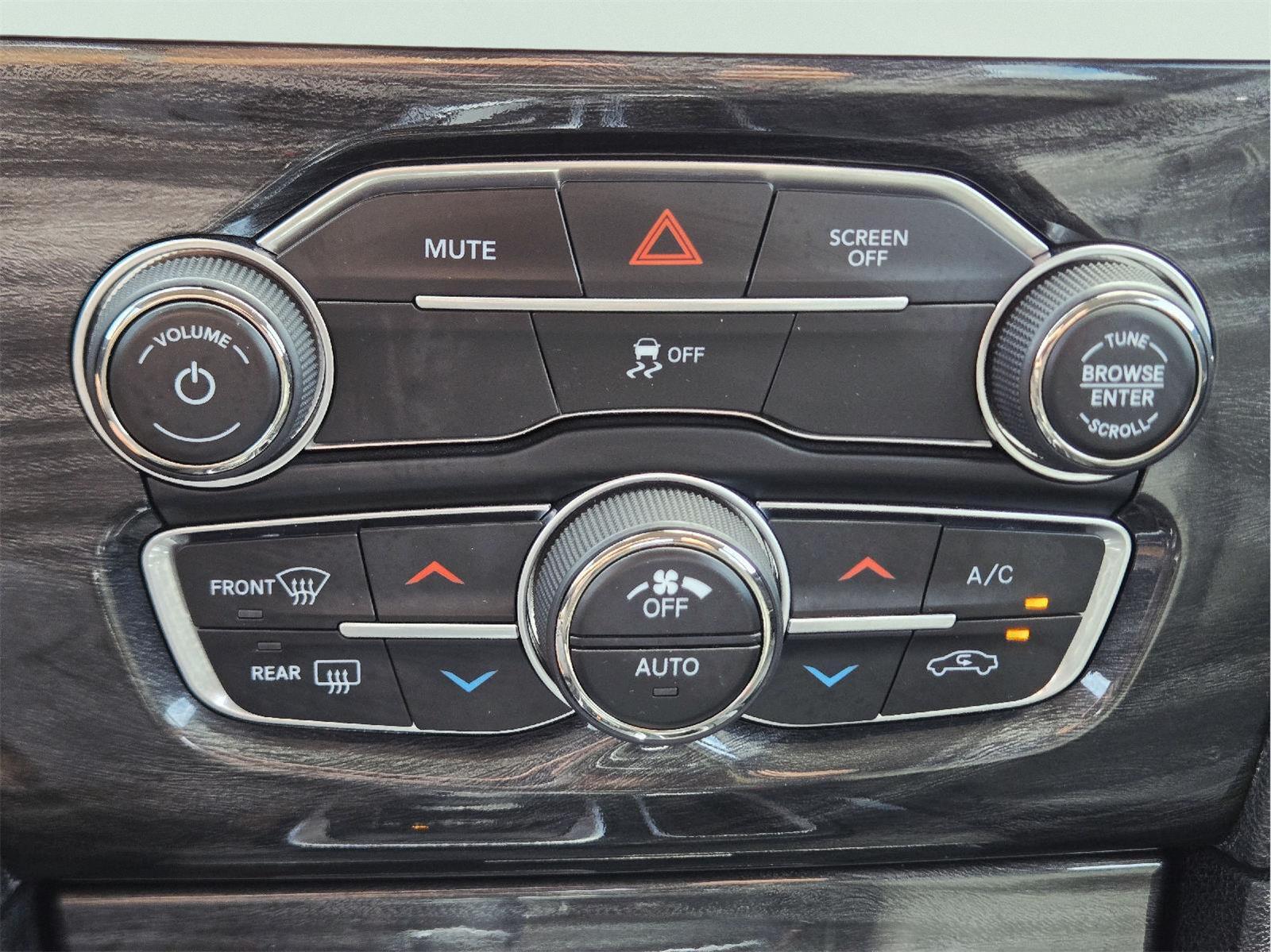 2018 Chrysler 300 photo 27 of 36