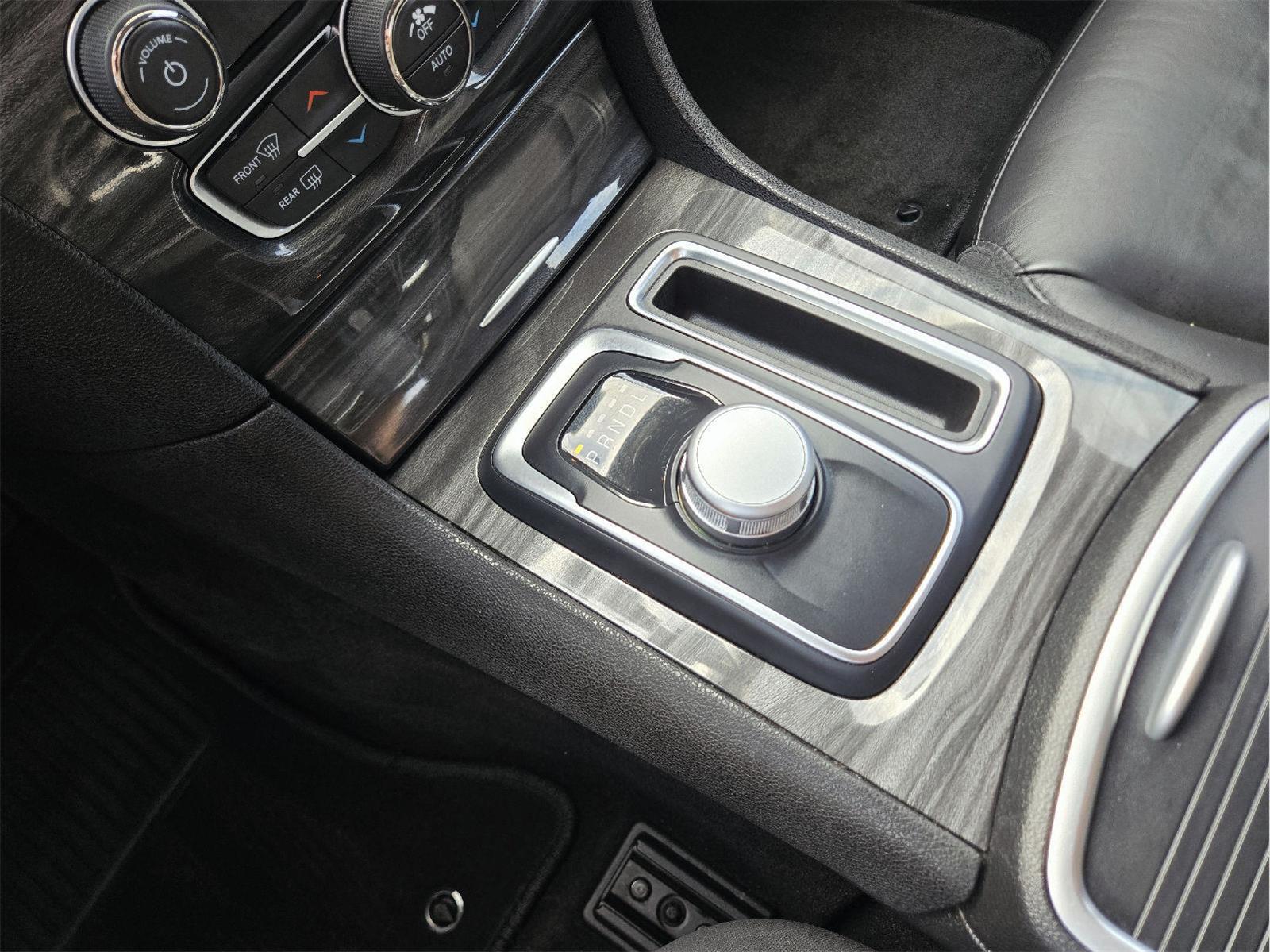 2018 Chrysler 300 photo 28 of 36