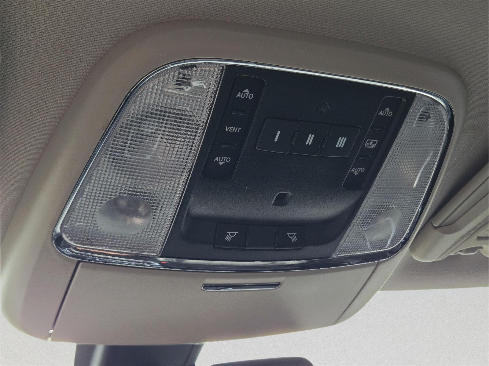 2018 Chrysler 300 photo 29 of 36