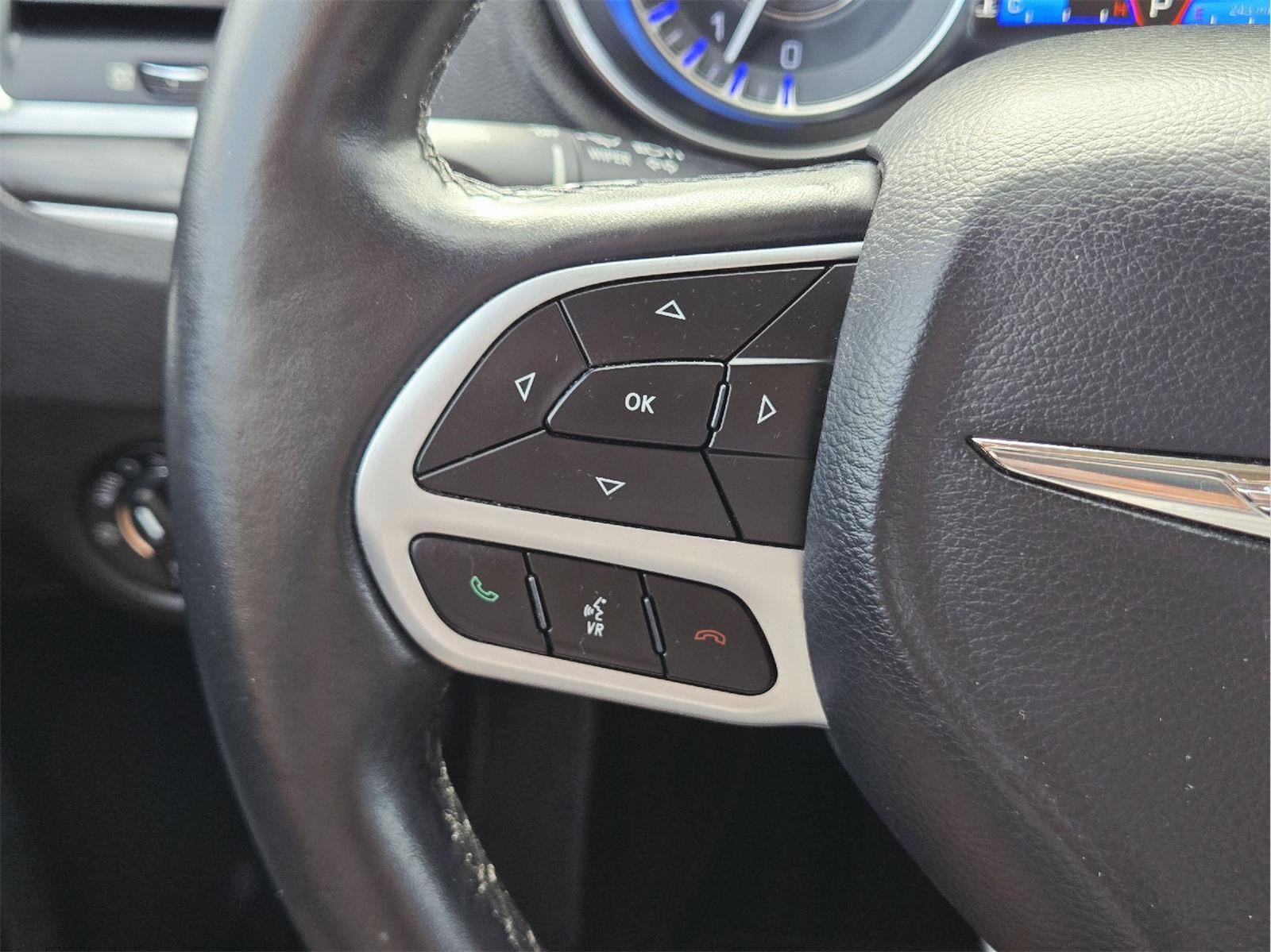 2018 Chrysler 300 photo 32 of 36