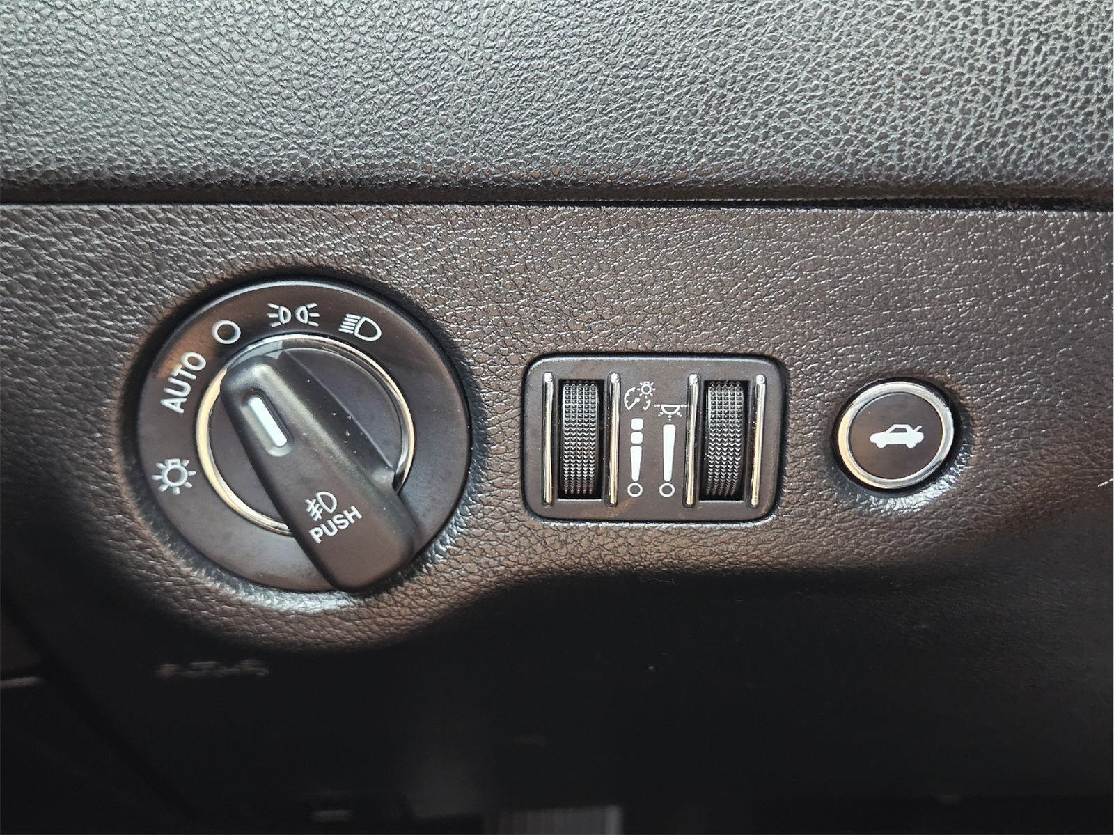 2018 Chrysler 300 photo 33 of 36