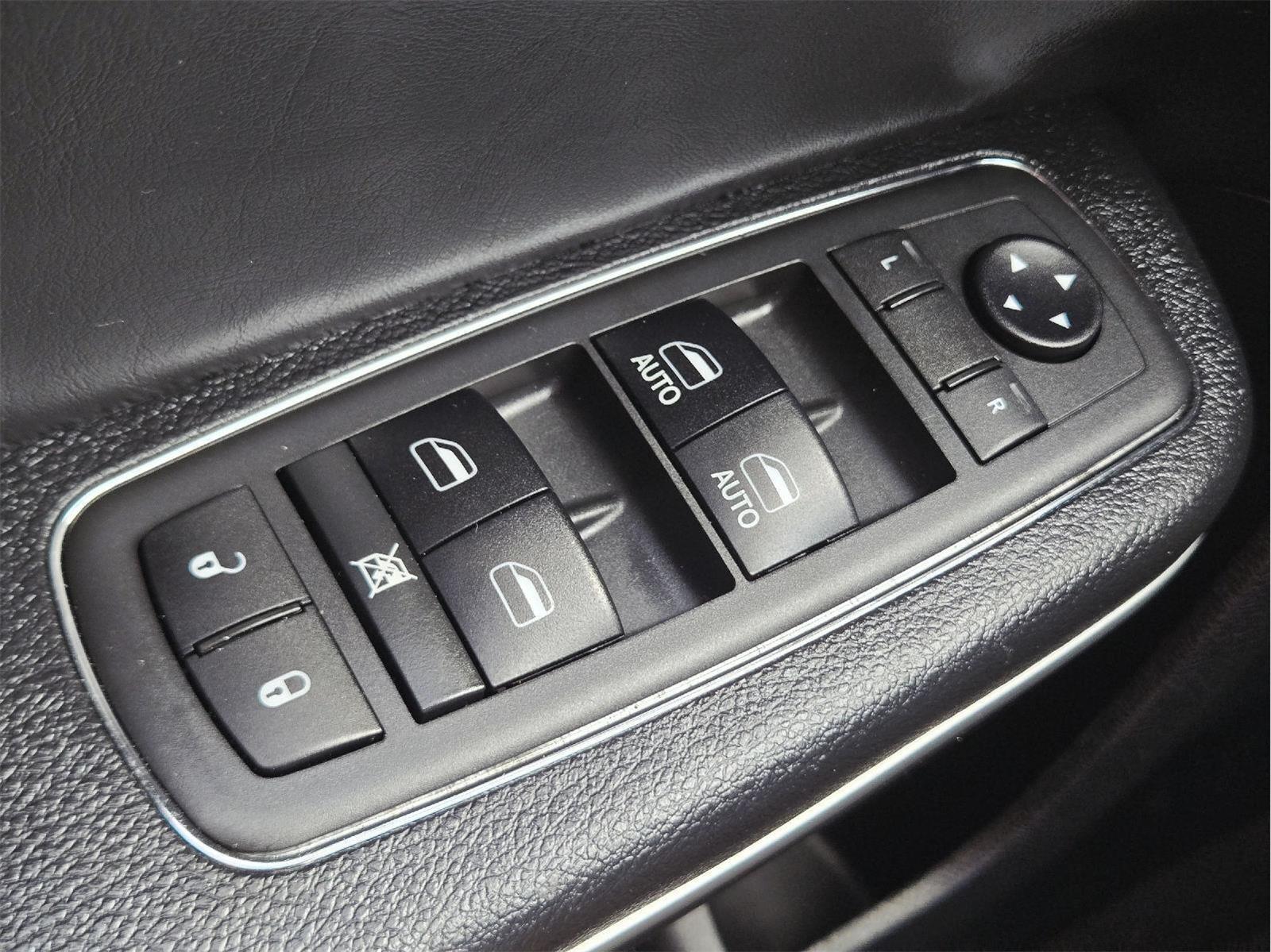 2018 Chrysler 300 photo 34 of 36