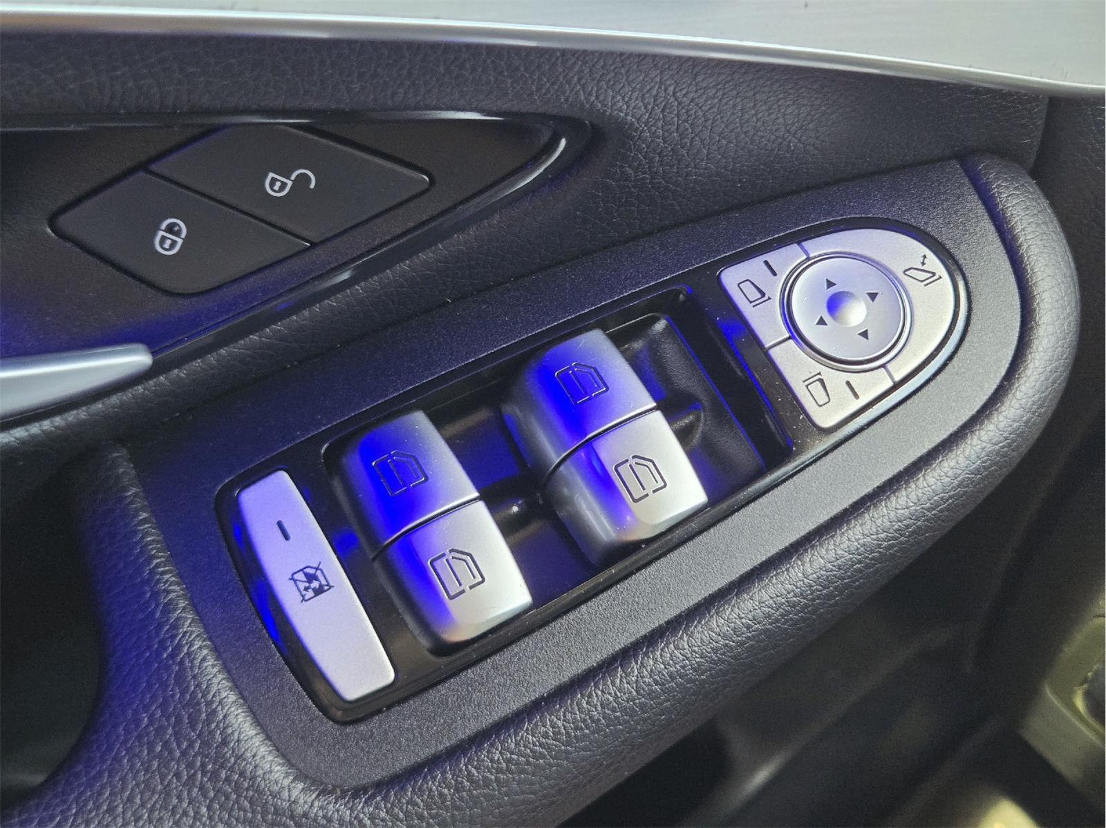 2022 Mercedes-Benz GLC photo 34 of 36