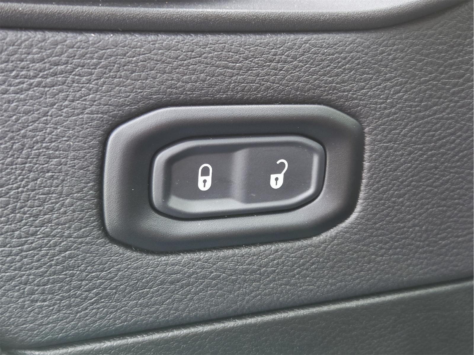 2024 Jeep Wrangler photo 33 of 37