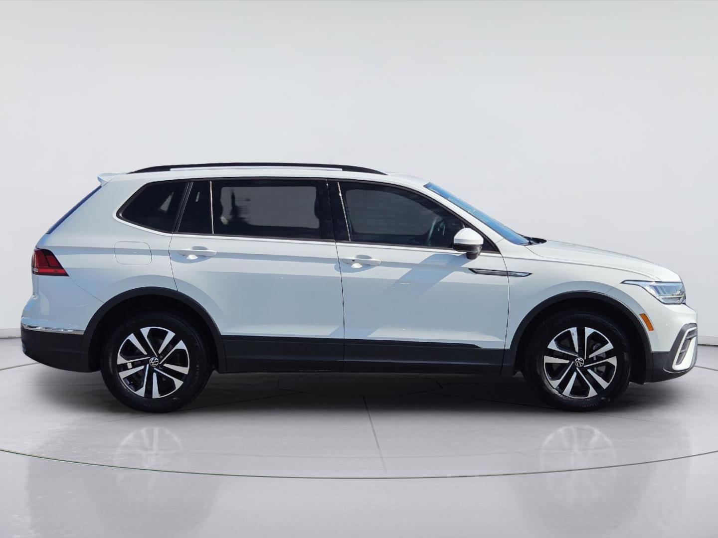 2023 Volkswagen Tiguan photo 4 of 35