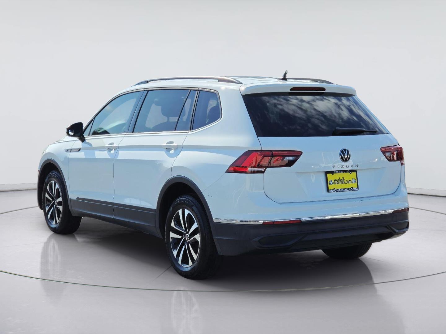 2023 Volkswagen Tiguan photo 7 of 35