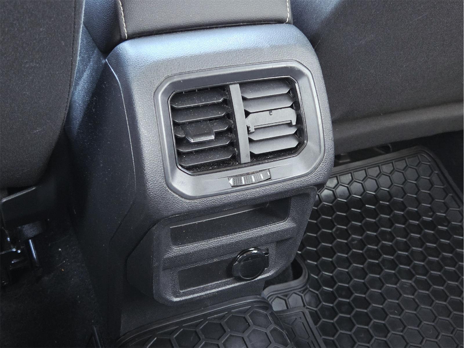 2023 Volkswagen Tiguan photo 18 of 35