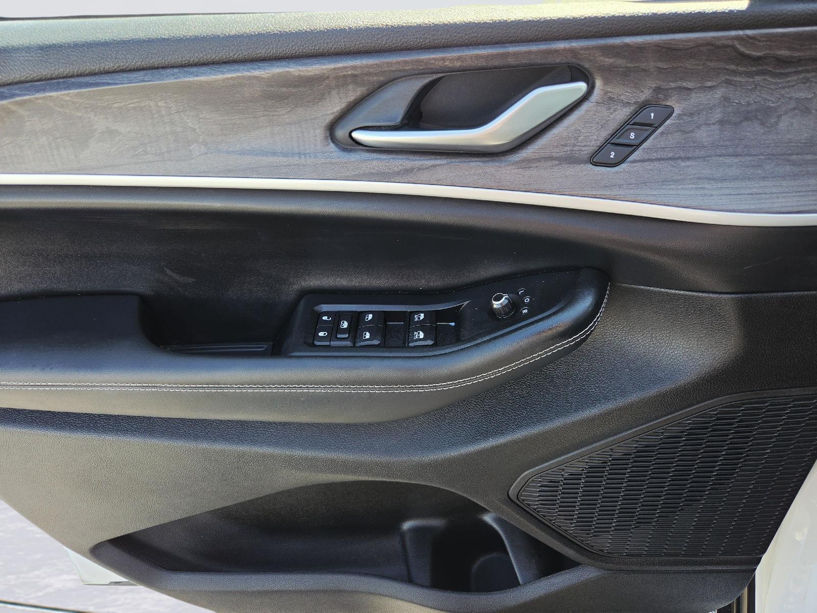 2023 Jeep Grand Cherokee photo 16 of 35