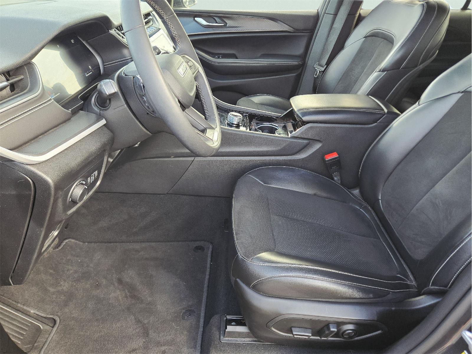 2023 Jeep Grand Cherokee photo 13 of 37