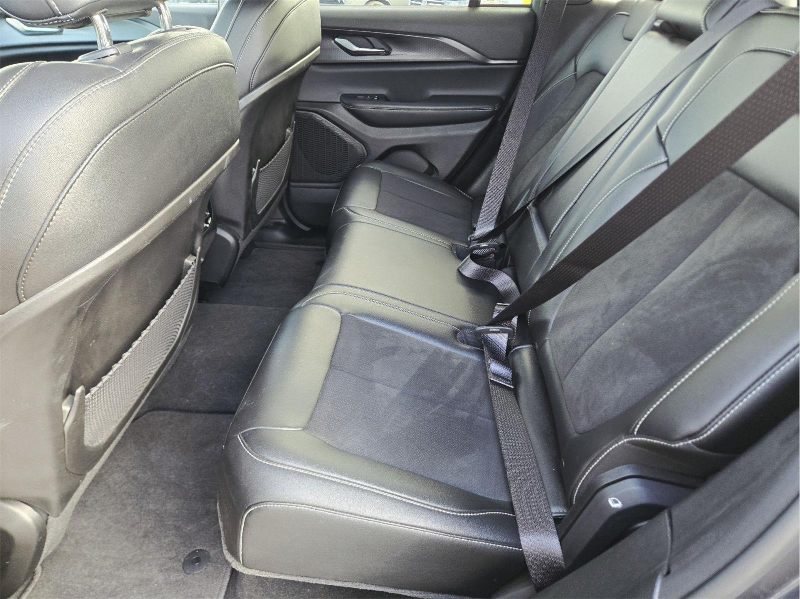 2023 Jeep Grand Cherokee photo 18 of 37