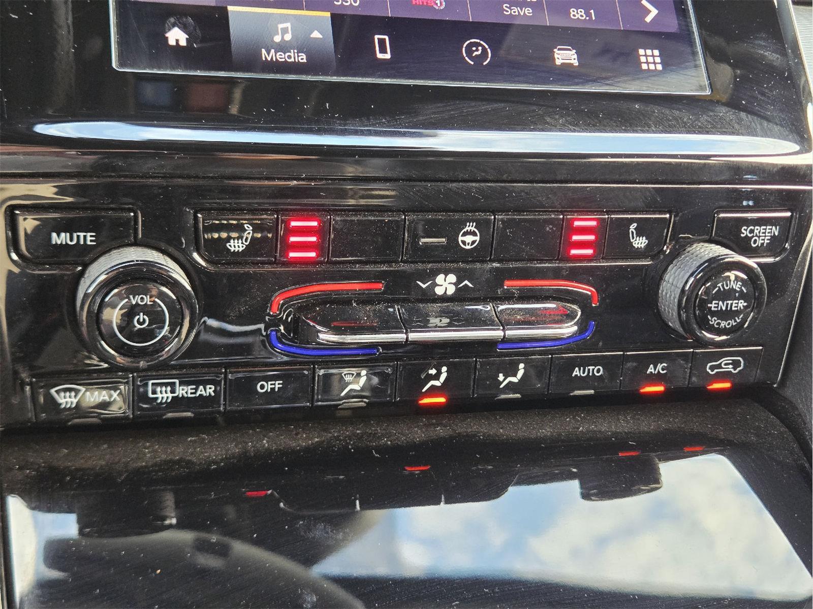 2023 Jeep Grand Cherokee photo 28 of 37