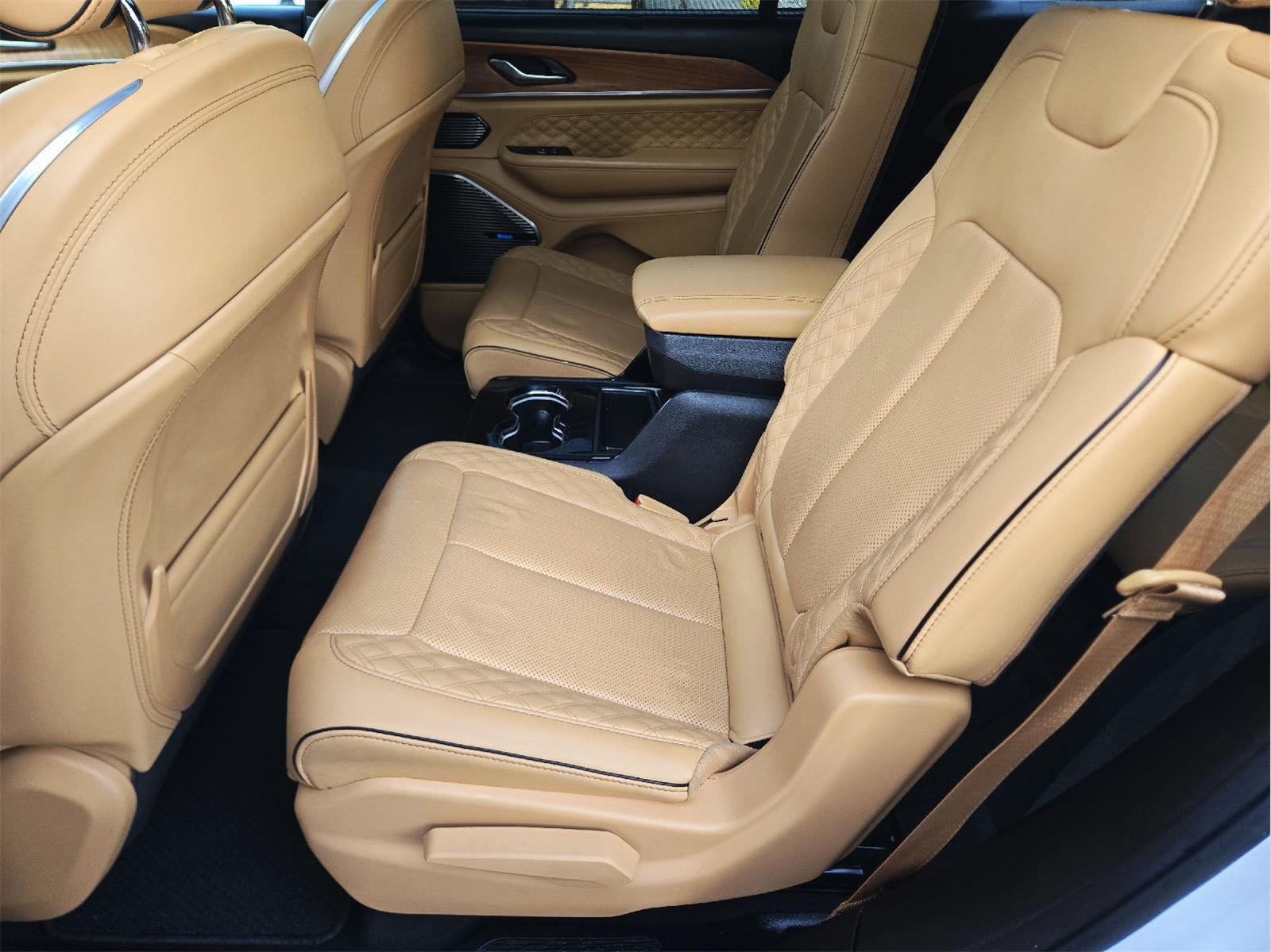 2025 Jeep Grand Cherokee L photo 18 of 35