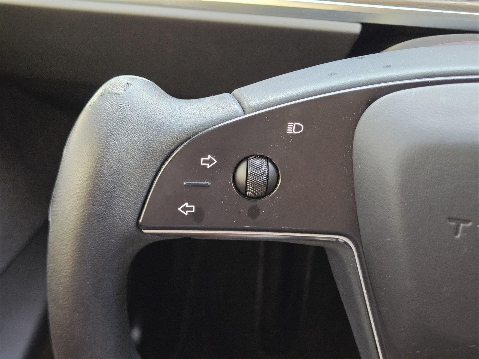 2022 Tesla Model X photo 32 of 35