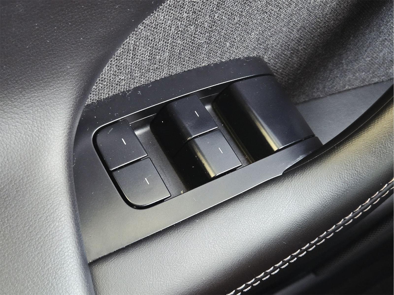 2022 Tesla Model X photo 33 of 35