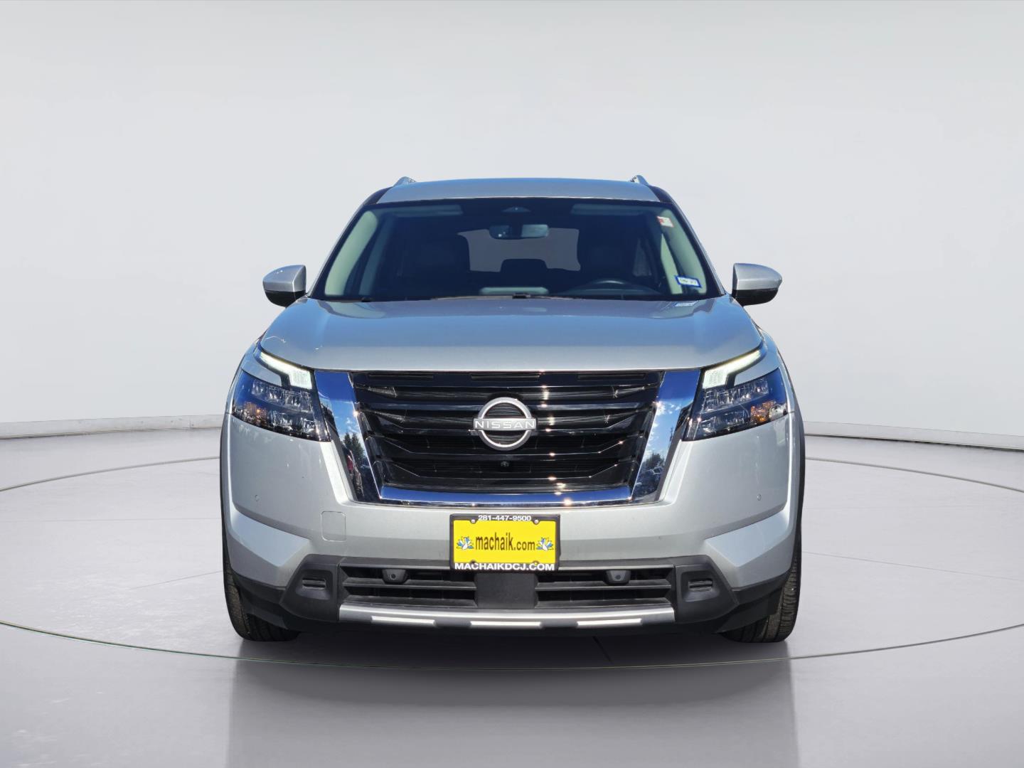 2025 Nissan Pathfinder photo 2 of 35