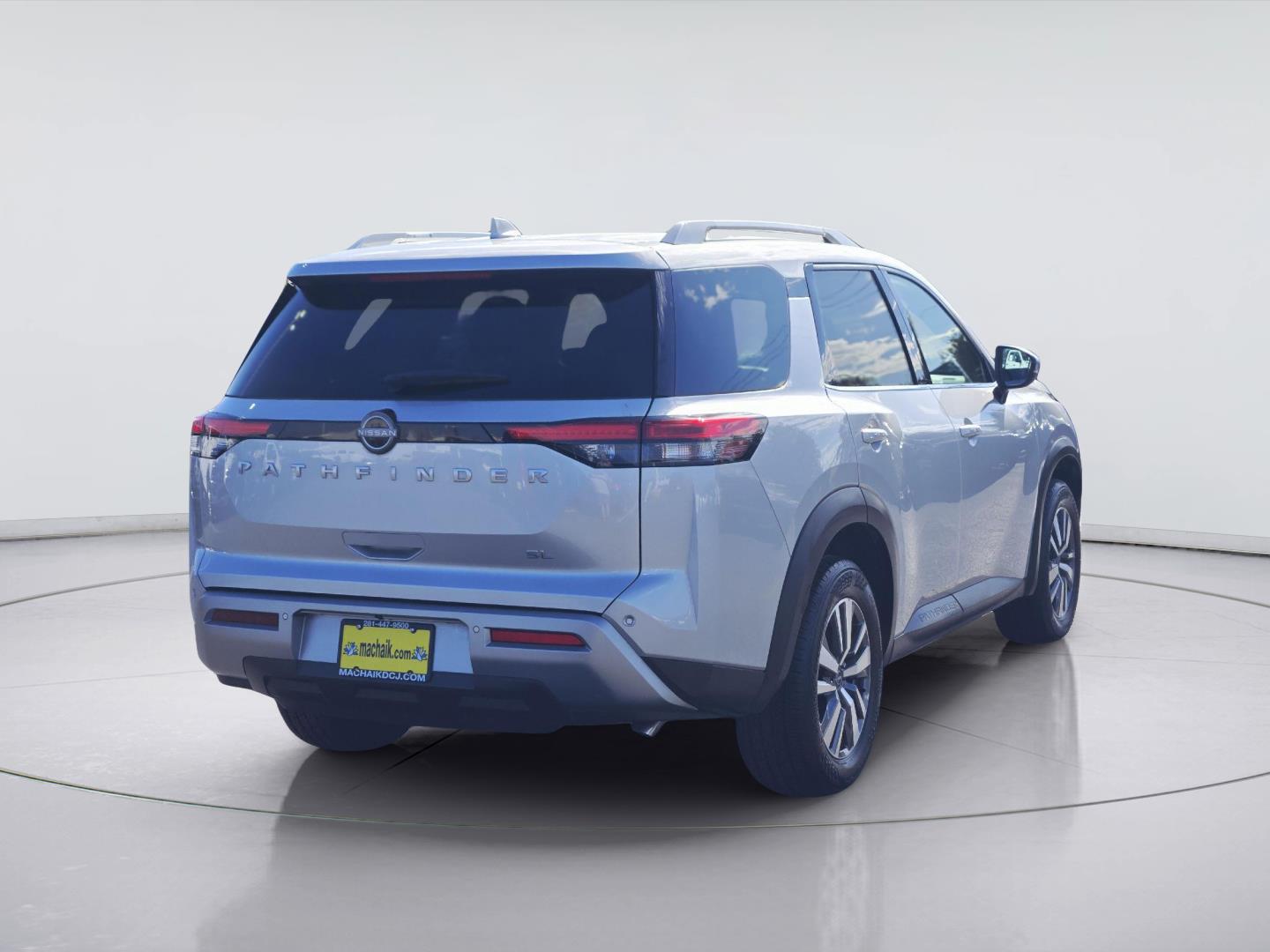 2025 Nissan Pathfinder photo 4 of 35