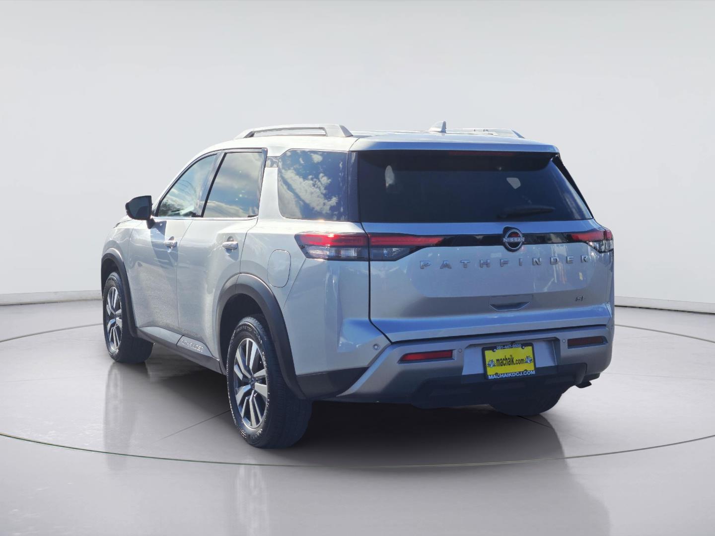 2025 Nissan Pathfinder photo 6 of 35