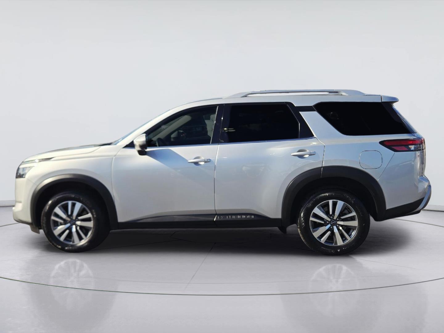 2025 Nissan Pathfinder photo 7 of 35