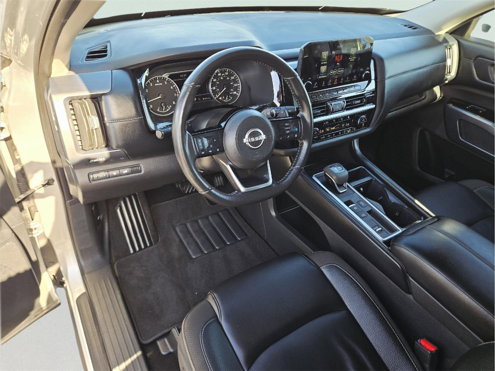2025 Nissan Pathfinder photo 10 of 35