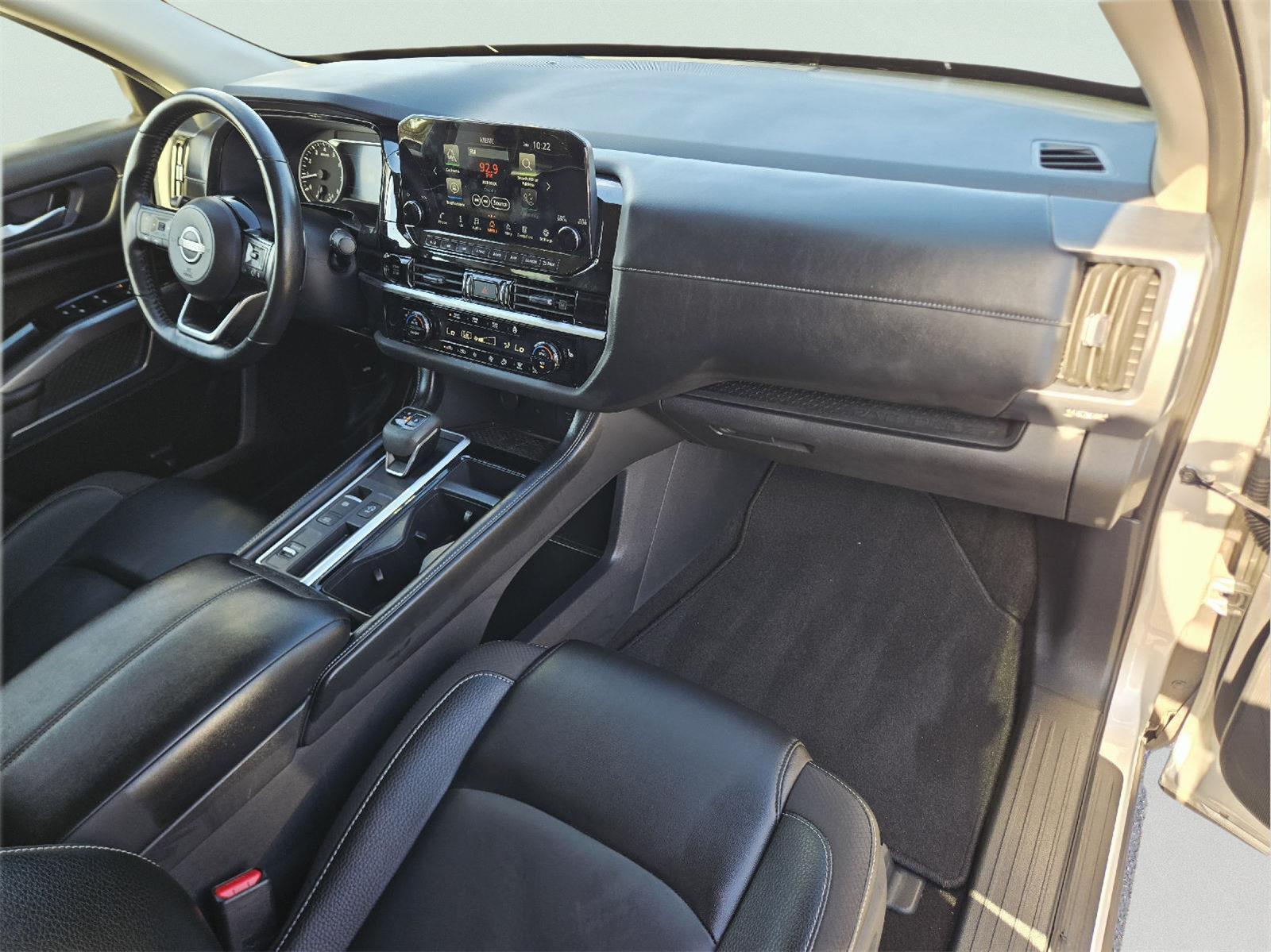 2025 Nissan Pathfinder photo 12 of 35