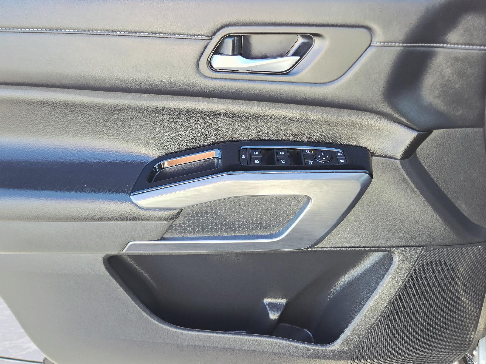 2025 Nissan Pathfinder photo 17 of 35