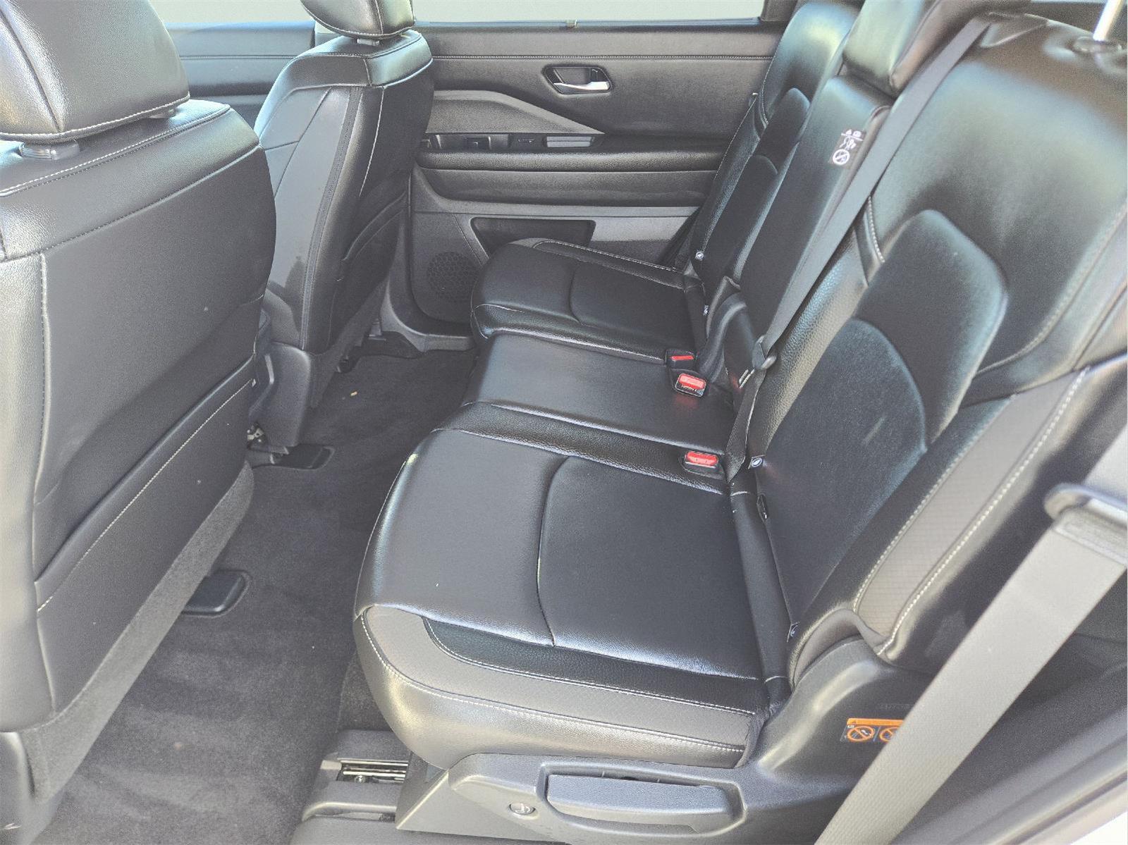 2025 Nissan Pathfinder photo 18 of 35